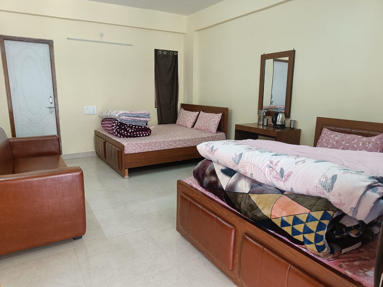 Quad sharing room in Kedarnath near temple route